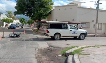 Una adolescente fue trasladada al hospital tras un choque entre una moto y una camioneta en el barrio Matadero
