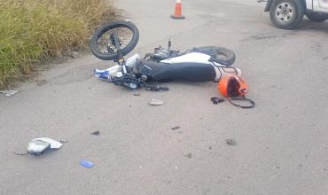 Un efectivo policial sufrió graves lesiones tras chocar en moto contra un auto en la zona sur