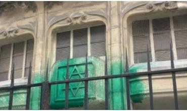 Ataque antisemita en París: vandalizaron el Memorial del Holocausto y varias sinagogas en medio de la tensión Macron-Israel
