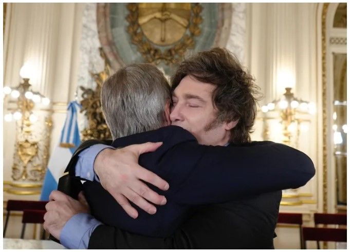 Javier Milei celebró la baja de la inflación y elogió a Luis Caputo: "El más grande de la historia"