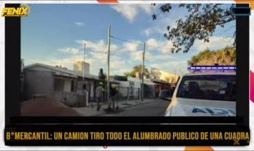 Un camión derribó cables y un poste de luz en el barrio Mercantil y se dio a la fuga