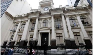 Qué dijo el Gobierno sobre el dólar: mientras la flotación se acerca al techo, en Economía aseguran que se aleja el atraso cambiario