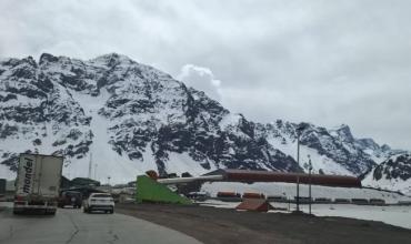 En el cierre de las vacaciones de invierno, tres pasos fronterizos entre Argentina y Chile están cerrados por el mal tiempo