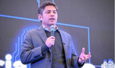 Kicillof presentó un libro sobre el papa Francisco que se distribuirá en las escuelas bonaerenses