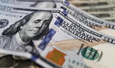 A cuánto cerraron el dólar oficial y el blue este lunes