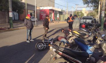 Siniestro vial en Facundo Quiroga: motociclista herida tras colisión con camioneta que se dio a la fuga