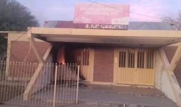 Incendio en el ingreso al Centro de Formación Profesional N°5: daños materiales y preocupación por seguridad