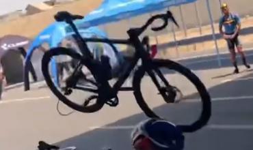 Accidente insólito en Irak: un ciclista celebró antes de tiempo y perdió la victoria en la línea de meta