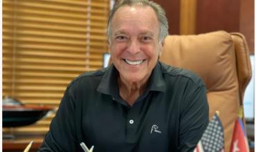 El magnate cubano que desafía a Trump con incendiarios mensajes en vallas publicitarias en Miami