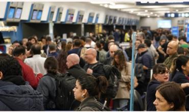 Paro de controladores aéreos: Aerolíneas Argentinas denunció que el gremio impidió la salida de vuelos que tenían autorización
