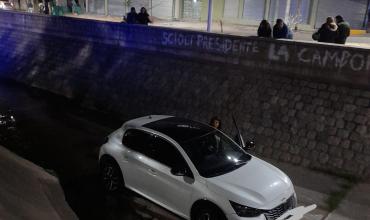 Un auto cayó al río en pleno centro de la ciudad