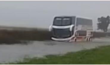 Un micro se despistó en la ruta 5 por fuertes vientos y los pasajeros fueron evacuados en lancha
