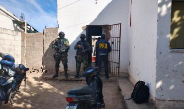 Allanaron una casa donde tenían a mujer encerrada en una pequeña habitación: Tres detenidos acusados de trata de personas