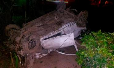Auto con ocho jóvenes volcó en la ruta 306 y cayó en el patio de una casa en San Andrés
