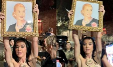 Katy Perry llegó a Argentina y sorprendió a sus fanáticos con un cuadro de Eva Perón que le regalaron