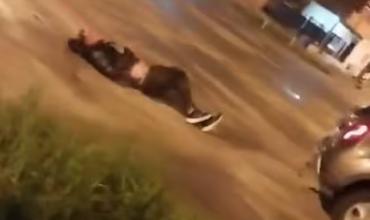 Vecinos detienen a un ladrón, lo atan a un coche y lo arrastran por las calles de La Matanza