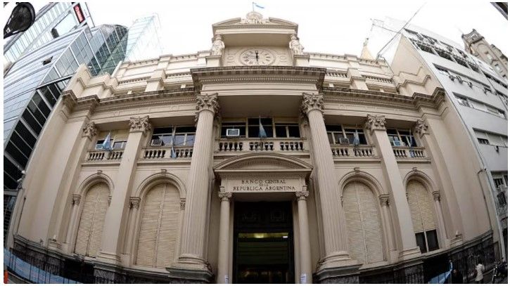 El Banco Central debió vender USD 379 millones en el mercado para frenar la presión sobre el dólar