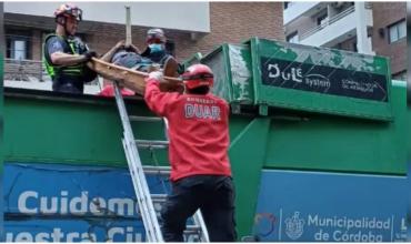 Milagro en Córdoba: los gritos de un hombre en situación de calle evitaron una tragedia en un camión de basura