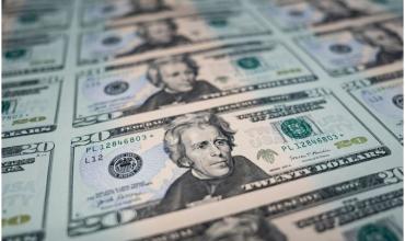 El respaldo financiero de EEUU calmó al dólar, que se alejó del techo de la banda y cerró a $1.430