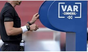 El crucial cambio en la implementación del VAR que la FIFA probará en el Mundial Sub 20 de Chile 2025