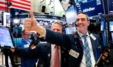 El riesgo país cayó más de 100 puntos y los bonos y acciones argentinas suben hasta 11% tras el anuncio de Estados Unidos