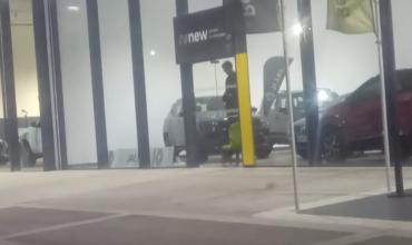 El fuerte viento abrió las puertas de una concesionaria y generó preocupación en una persona que pasaba por el lugar