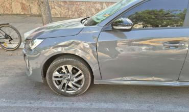 Choque entre auto y moto en pleno centro de la ciudad