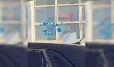 Las calles de Ushuaia amanecieron con carteles en rechazo a la visita de Javier Milei