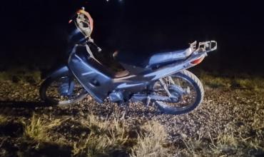 Ulapes: Mujer perdió el conocimiento y cayó de la moto. Por falta de ambulancia la trasladaron en un patrullero