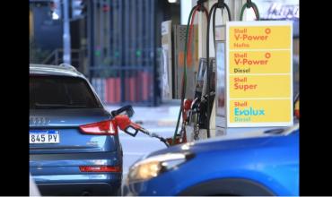El Gobierno volvió a postergar el aumento en los impuestos a los combustibles