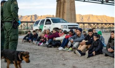 Los cruces fronterizos ilegales entre Estados Unidos y México alcanzan su nivel más bajo en más de 50 años