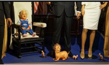 Un artista chileno irrumpió en el Museo de Cera de Madrid y puso un muñeco de Milei como perro faldero de Trump