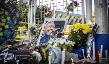 Entre aplausos y cantos: salió el cortejo fúnebre con los restos de Miguel Ángel Russo
