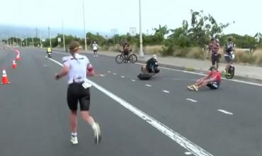 Estaba por ganar el Ironman, pero se desplomó cerca de la meta y vio como su rival la superó: el noble gesto que recorre el mundo