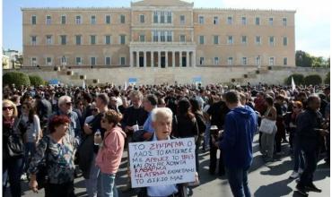 Grecia aprobó las jornadas laborales a 13 horas: sindicatos hablan de un "retroceso histórico"