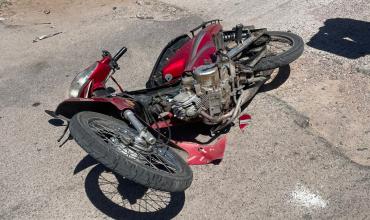 Dos motociclistas resultaron heridos tras un choque en el barrio Emeli Bestani