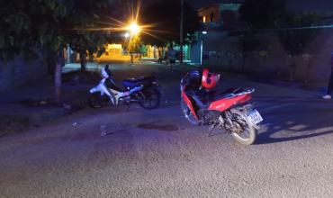 Dos motocicletas colisionaron en el barrio Islas Malvinas: una joven fue trasladada al hospital